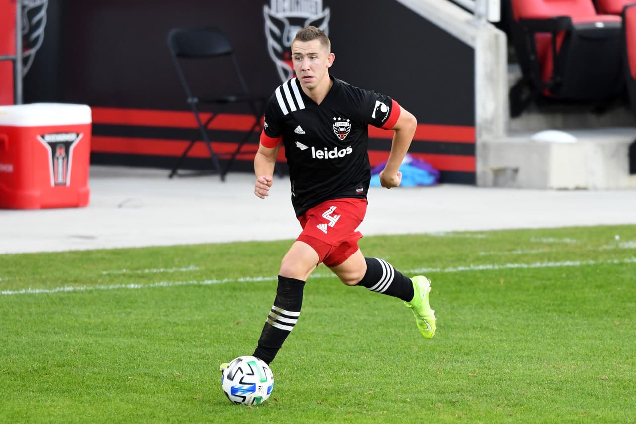 Muy cerca de su diseño original, la camiseta primaria luce el tradicional negro y rojo.