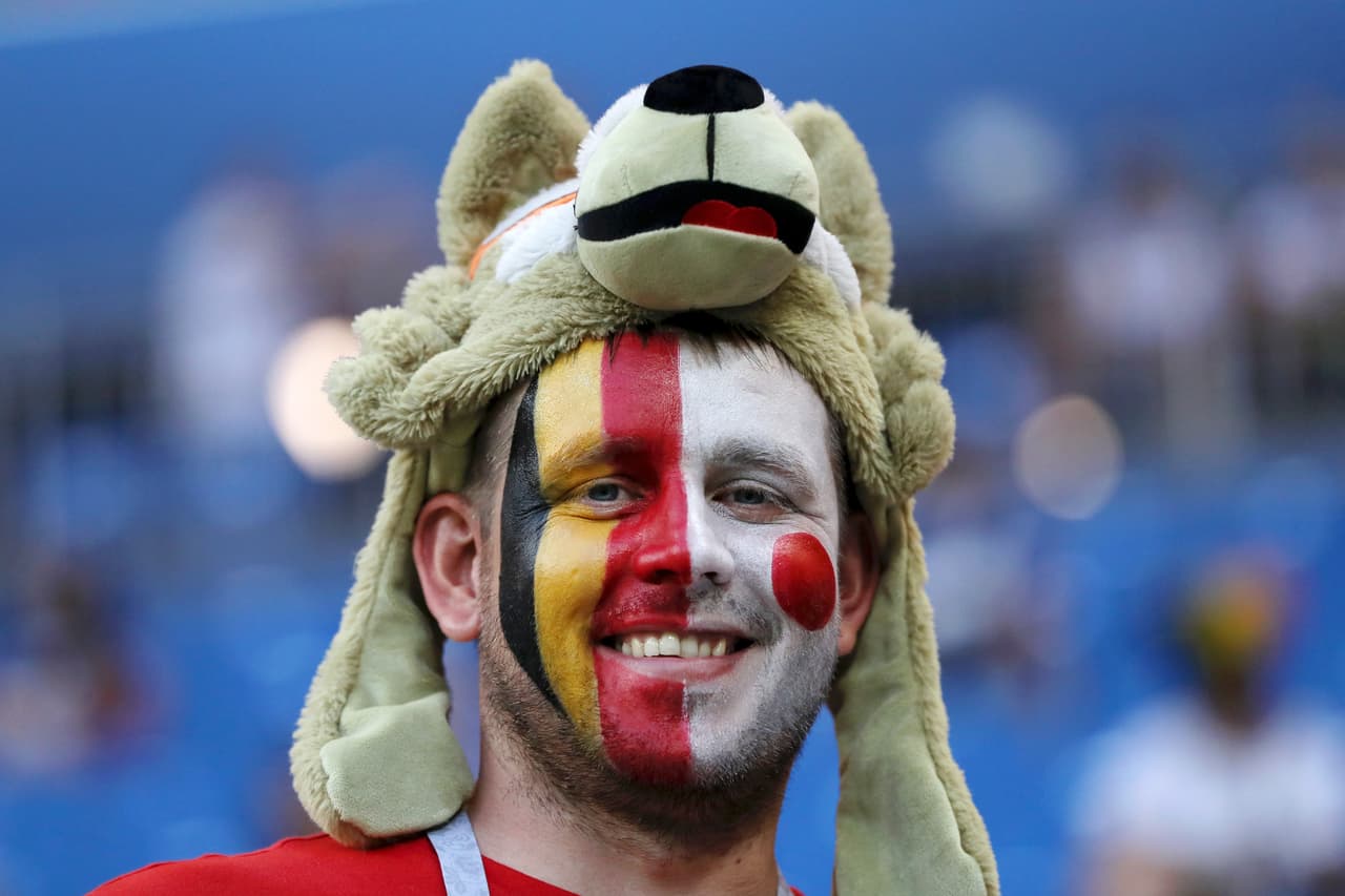 Con un gorro de la mascota del Mundial, Zabivaka, se presenta este fanático en el estadio.