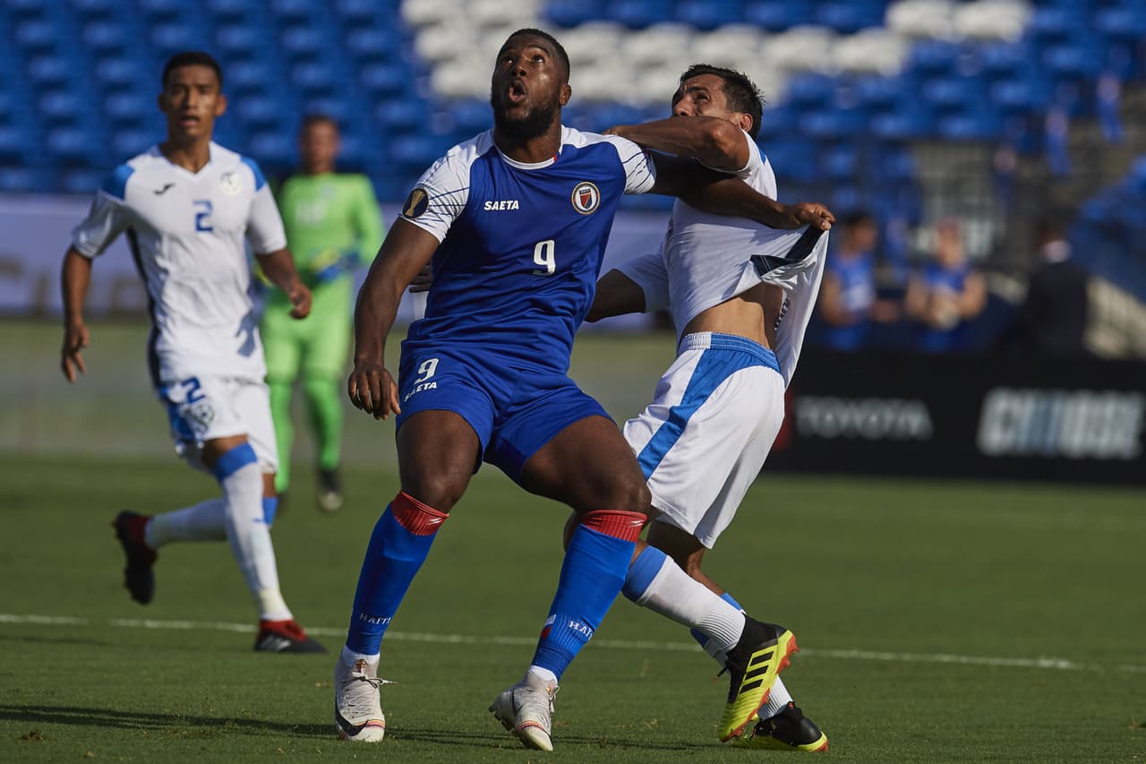 Y con centros al área desde los costados, paredes y tiros de media o larga distancia, los haitianos empezaban a mostrar las armas, sus recursos.