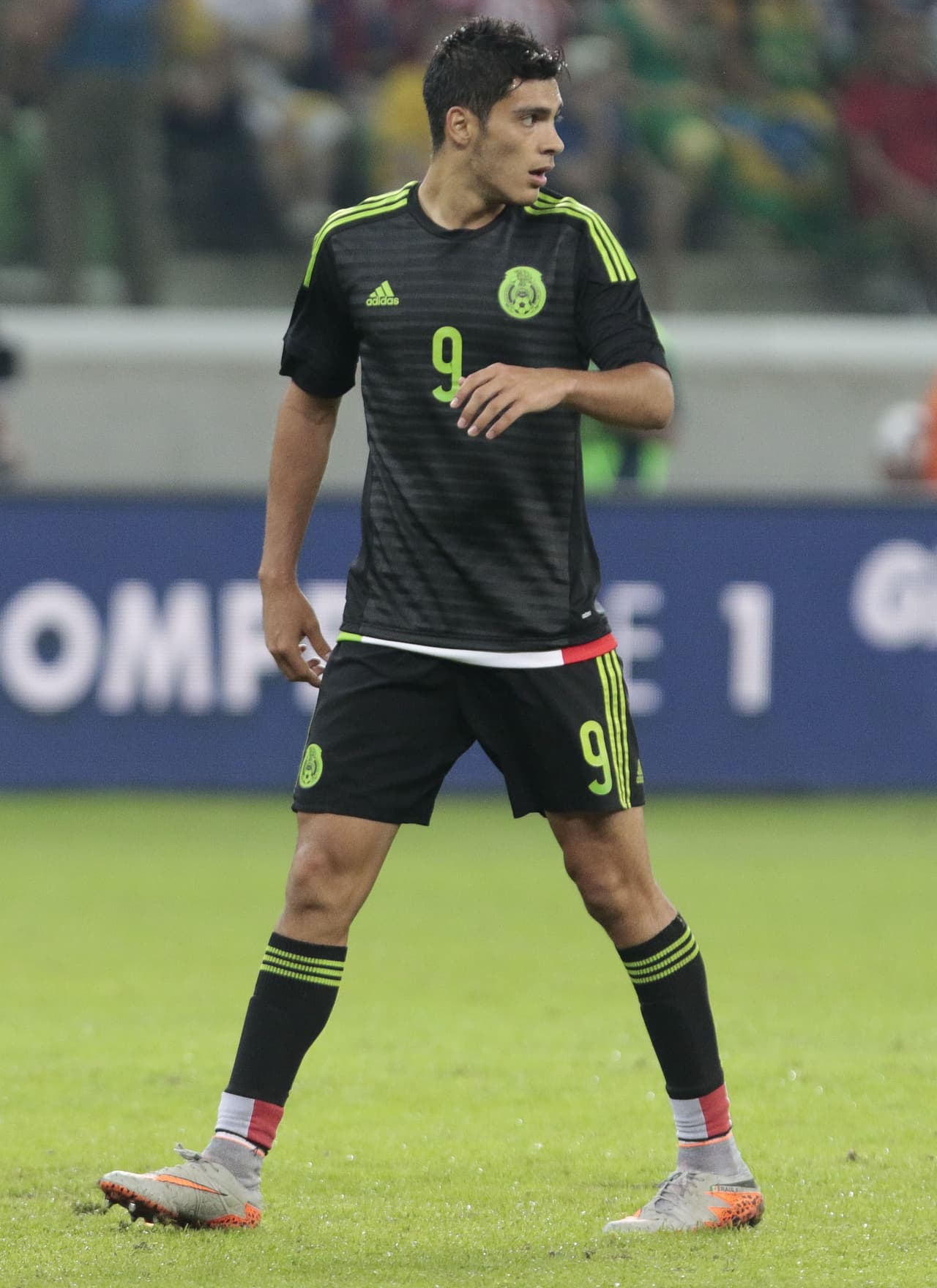 5 Raúl Jiménez no es ni la sombra del jugador contundente y hábil que era hace unos meses. Ingresó a los 60 minutos y falló la oportunidad más clara de México, un cabezazo que se antojaba de gol.