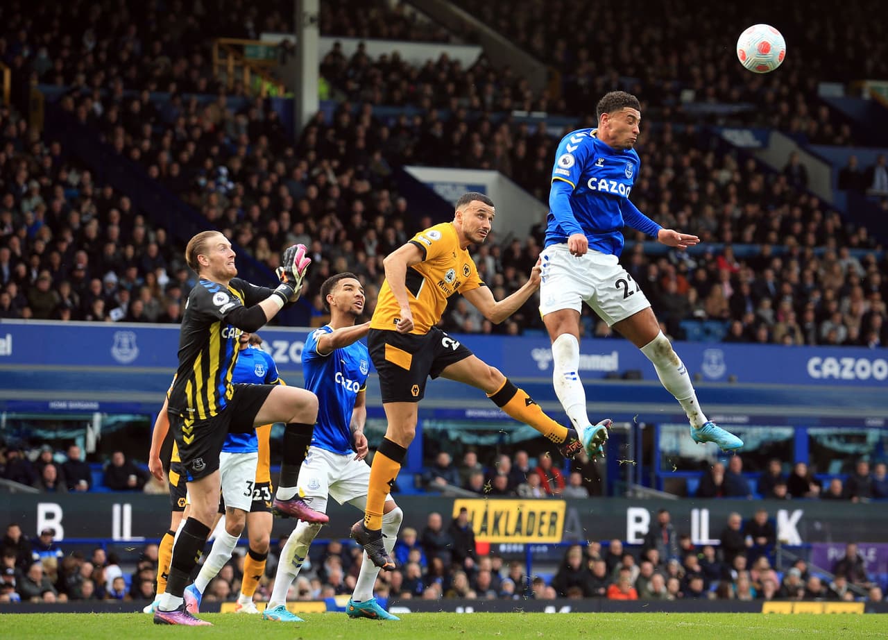 Wolves se acerca a zona de competiciones de Europa con triunfo sobre Everton de visitante; Raúl Jiménez fue titular y provocó una expulsión.