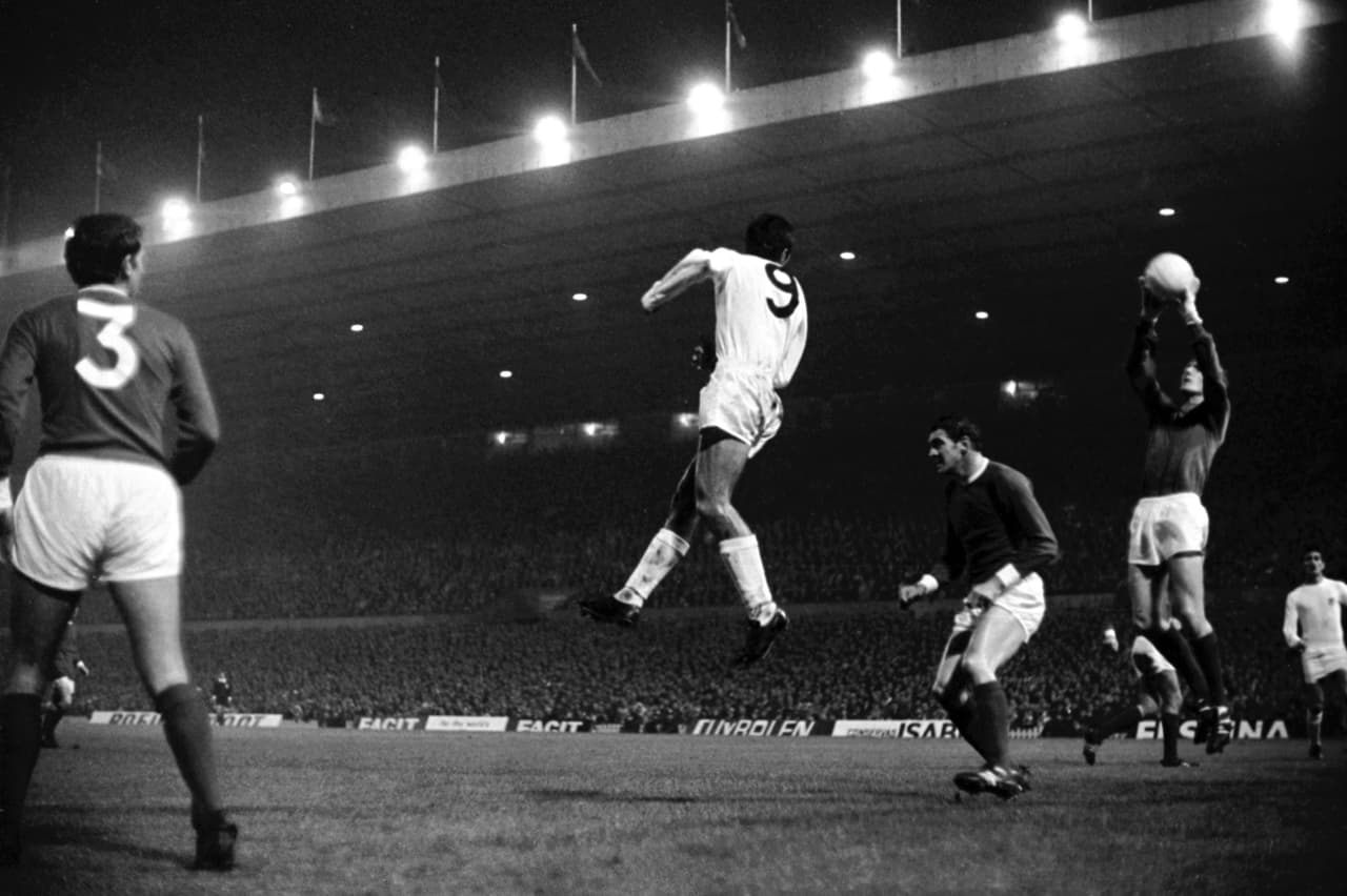 Con la participación del Manchester United en la naciente Copa de Europa, el club invirtió casi 50 mil dólares en el alumbrado, para que el equipo jugara de noche.