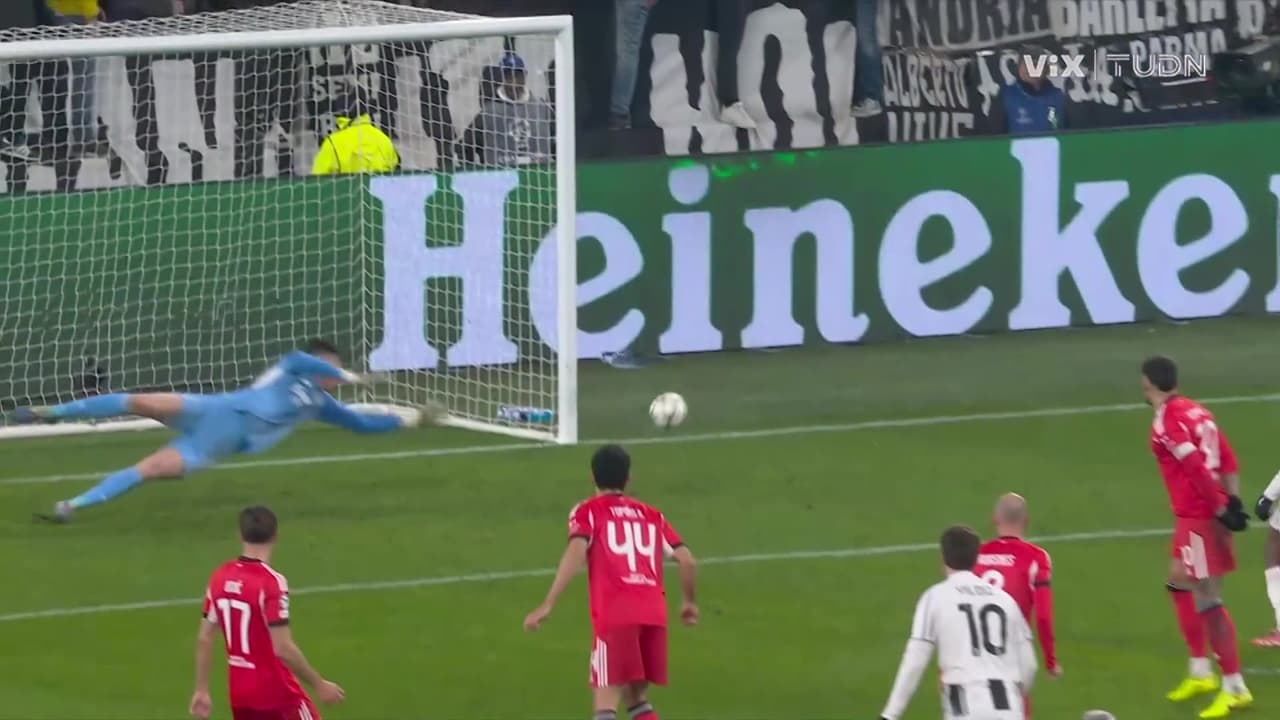 ¡Kenan Yıldız dispara con potencia pero se va por un costado!