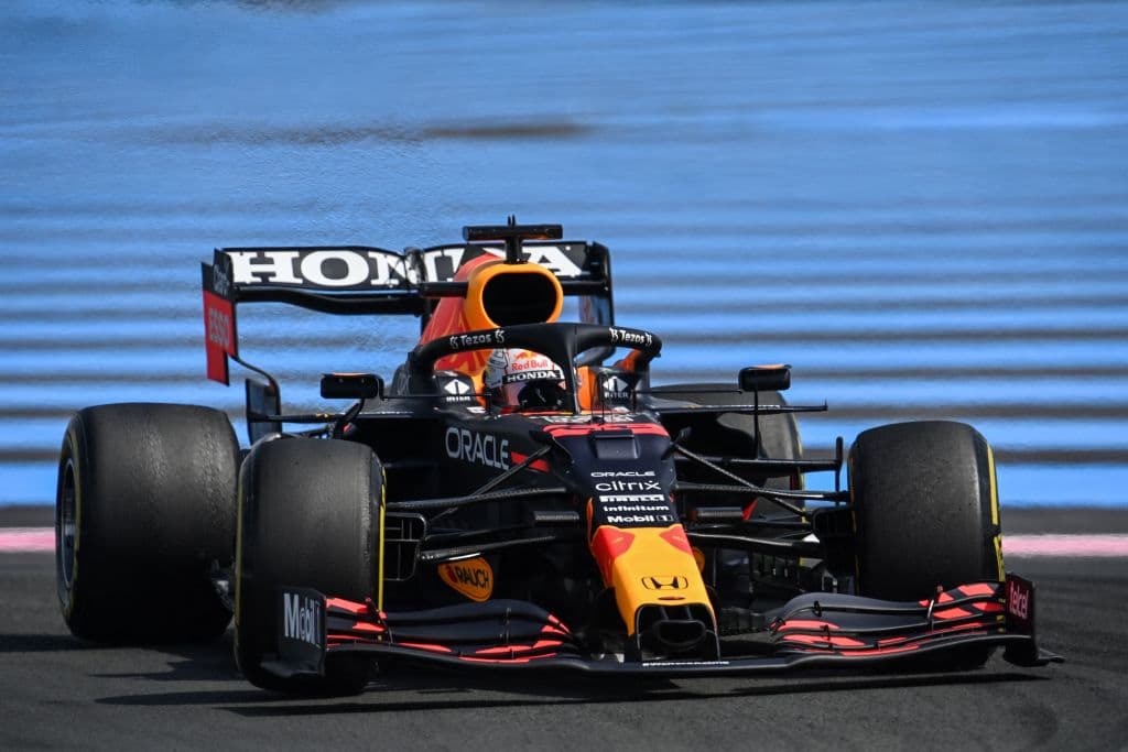Los tres pilotos más rápidos de las segundas prácticas libres del Gran Premio de Francia fueron Max Verstappen (1:32.872), Valtieri Bottas (1:32.880) y Lewis Hamilton (1:33.125)