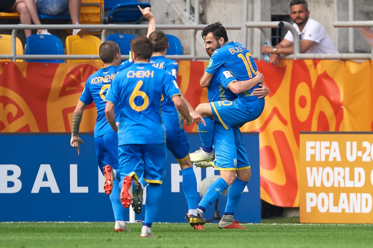 El '10' de Ucrania sorprendió a toda la defensa italiana y festejó de esta manera su tercer gol en lo que del Mundial Sub-20.