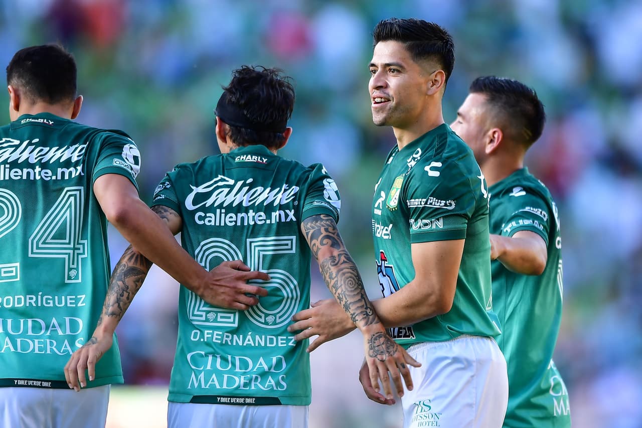 Con hat trick de Víctor Dávila, león golea a necaxa 3-0 y aseguran su lugar en la fiesta grande del futbol mexicano.