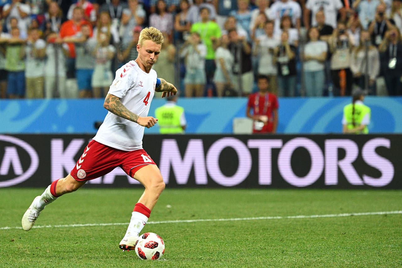 El defensor del Sevilla, Simon Kjaer, fue el primero en acertar su tiro a favor de Dinamarca.