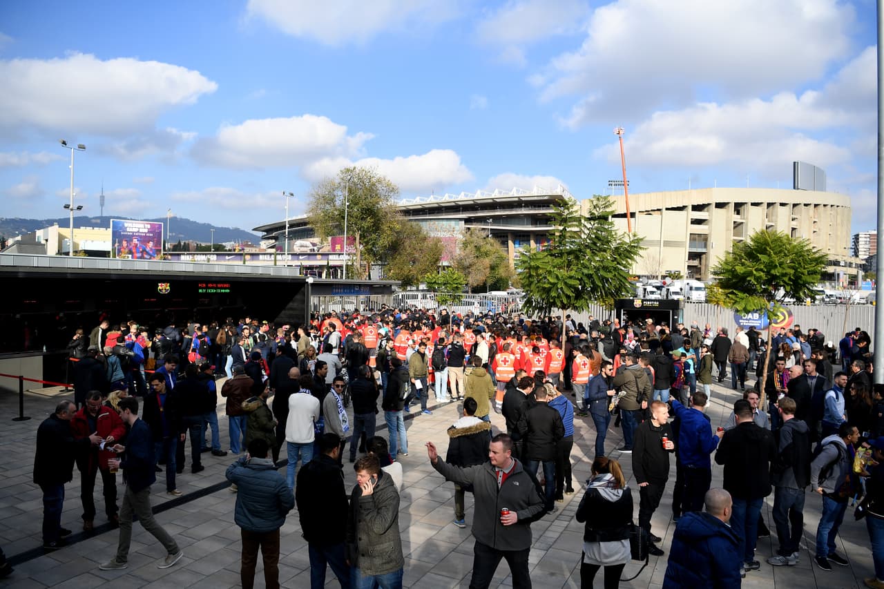 El encuentro dentro del estadio tuvo unos 90 mil asistentes, pero las calles de Barcelona estuvieron atestadas de seguidores del fútbol pendientes de un partido además clave en lo futbolístico en la Liga de España, donde real Madrid aventaja por seis puntos al anfitrión del juego de este sábado.
