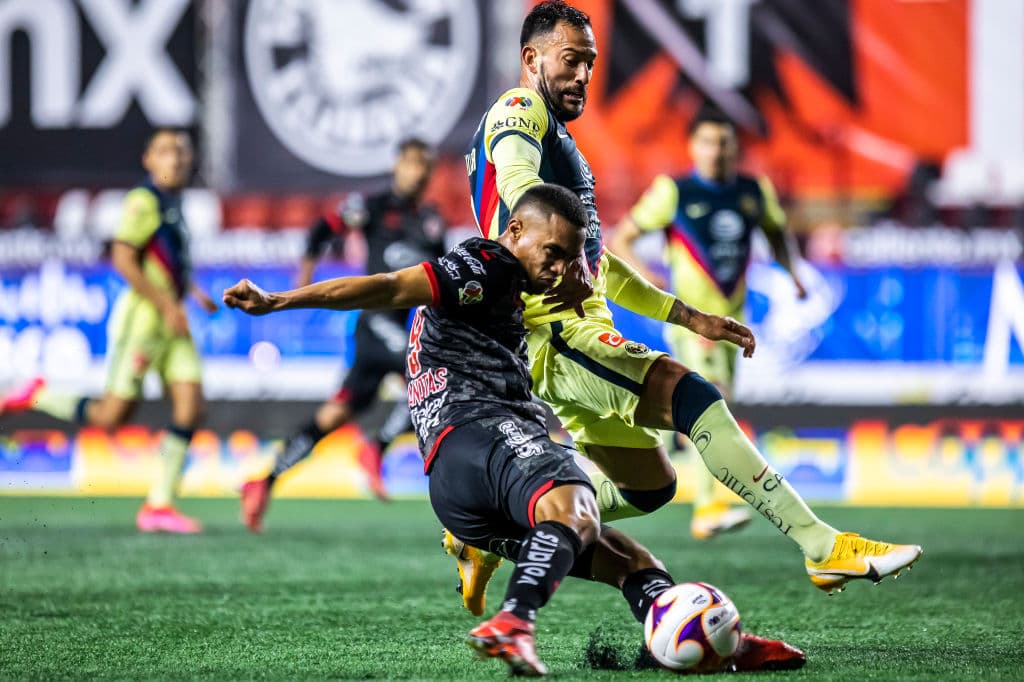 Las Águilas logran vencer 0-2 a Xolos con anotaciones de Pedro Aquino y Henry Martin. América ha conseguido ganar en cuatro de sus últimos cinco partidos. Tras perder el invicto, Xolos acumula tres partidos seguidos sin poder ver la victoria.