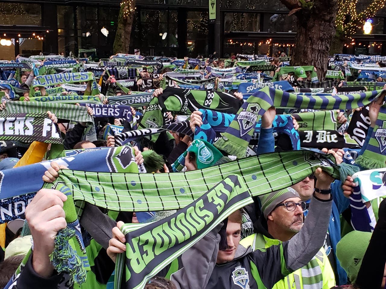 Gran ambiente entre la afición del Sounders previo al encuentro final contra el Toronto FC por la MLS Cup.