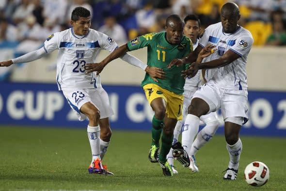 Honduras que había perdido por lesión a su goleador Carlo Costly al minuto 26, siendo sustituido por Ramón Nuñez, no lograba frenar el mejor juego de los jamaiqueños que se fueron al descanso con la ventaja en el marcador.