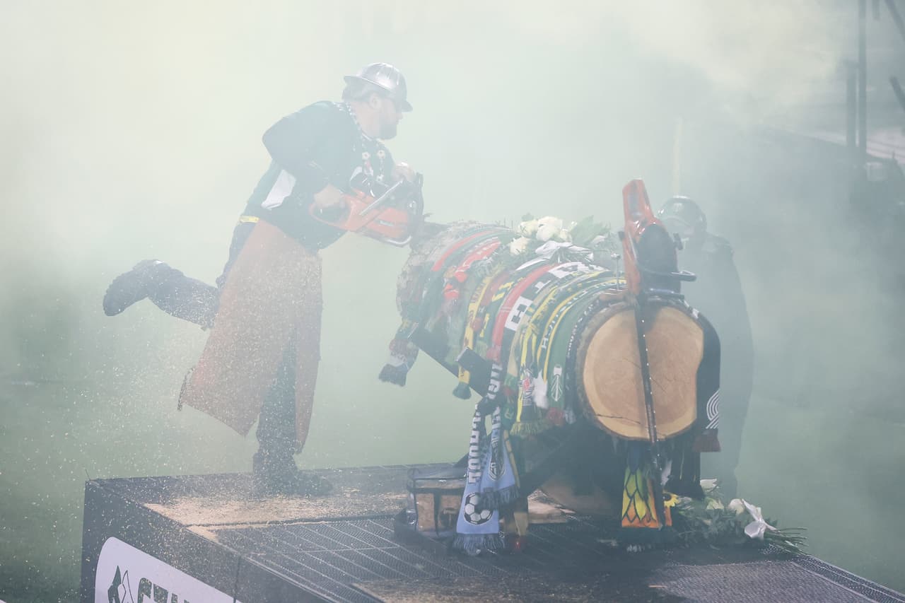 La ceremonia de corte de troncos a cargo de 'Timber Joey' es una de las tradiciones del equipo de Portland.
<br>
<br>