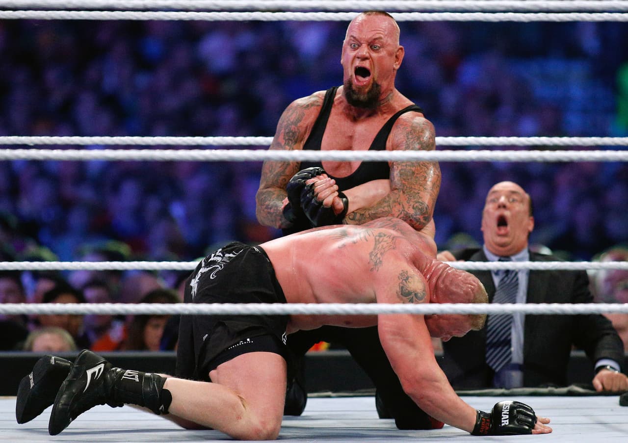Undertaker, que asumió ese personaje en honor a su padre que era enterrador, decidió perder contra Lesnar su invicto en 2014.