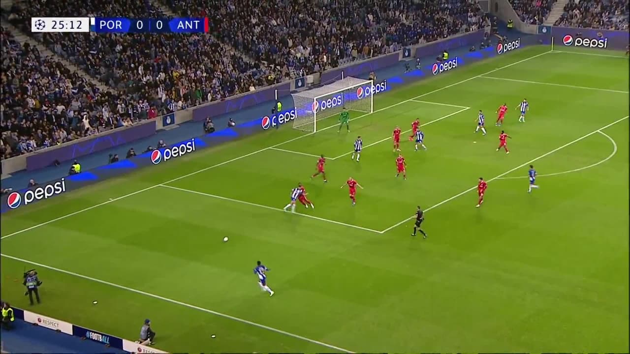 ¡TIRO ATAJADO! disparo por Mehdi Taremi.