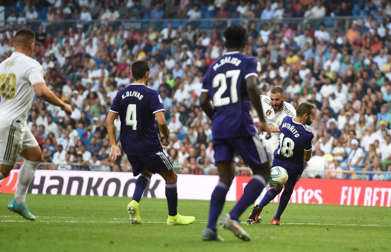El Real Madrid empató 1-1 ante el Valladolid con goles de Benzema y Guardiola. El conjunto merengue sufrió ante el repliegue bajo del cuadro visitante y pierde dos puntos en la lucha por el título.