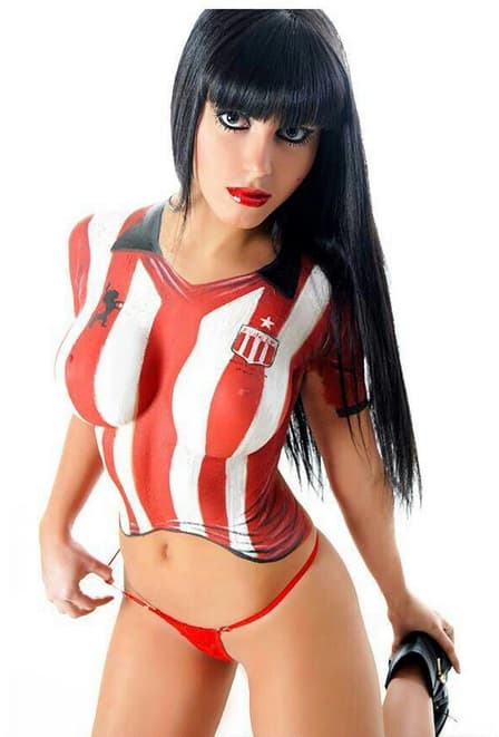 La espectacular argentina es la sensación del equipo de fútbol Estudiantes de la Plata y ha señalado que su futbolista favorito es es Sebastián Verón, jugador que ya se retiro del balompié,