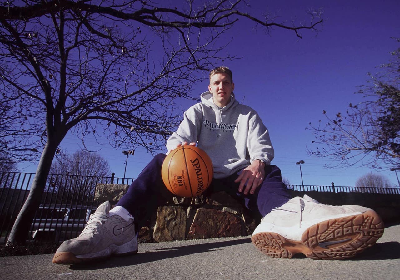 <b>Dirk Nowitzki</b>. Reclutado originalmente por los Milwaukee Bucks en 1998, e inmediatamente transferido a los Dallas Mavericks, el gigante alemán ha sido quizás el mejor extranjero en jugar en la NBA.