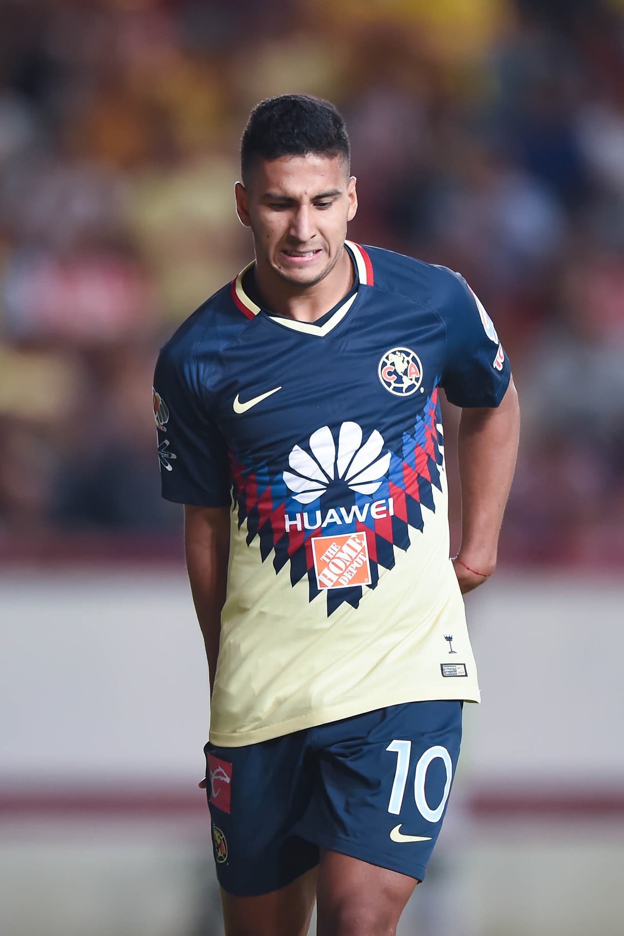 Justo tras cobrar el penal, Domínguez sintió una molestia en la pierna y tuvo que abandonar el encuentro.