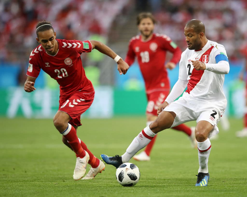Con la intención de sacudirse el trago amargo por el penalti fallado, aquí se aprecia a Alberto Rodriguez (2) conduciendo el balón tratando de adelantar líneas para la causa rojiblanca.