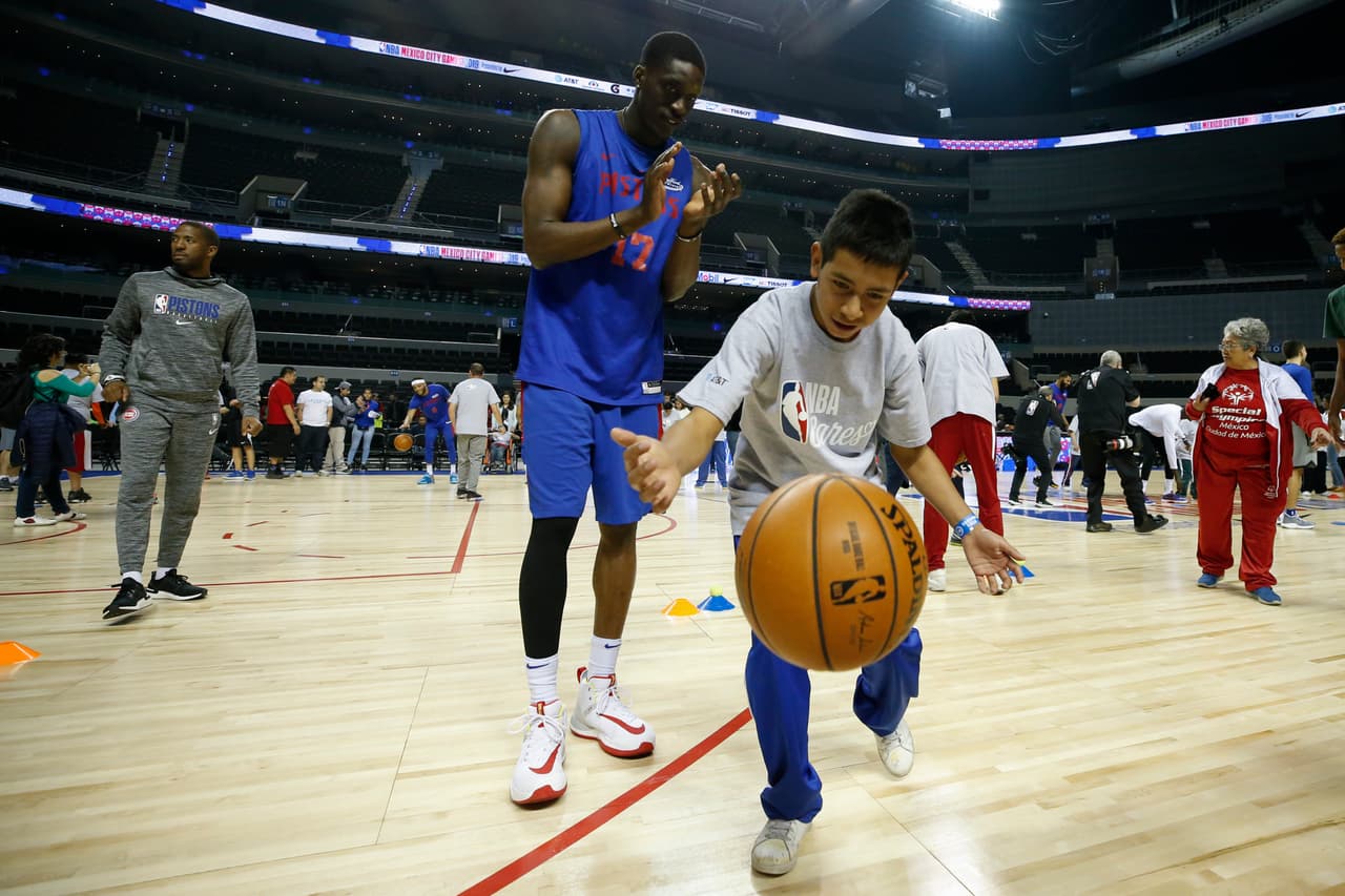 Previo al partido contra los Dallas Mavericks de Luka Doncic, el equipo de Detroit reconoció la duela de la Ciudad de México.