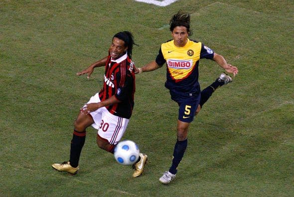 La última ocasión que el camiseta 49 de Gallos Blancos fue rival del América data del 23 de julio del 2009 cuando en el marco del World Football Challenge, las Águilas vencieron 2-1 al Milán de Ronaldinho con goles de Enrique Esqueda, Daniel Márquez, y descuento de Filippo Inzaghi.