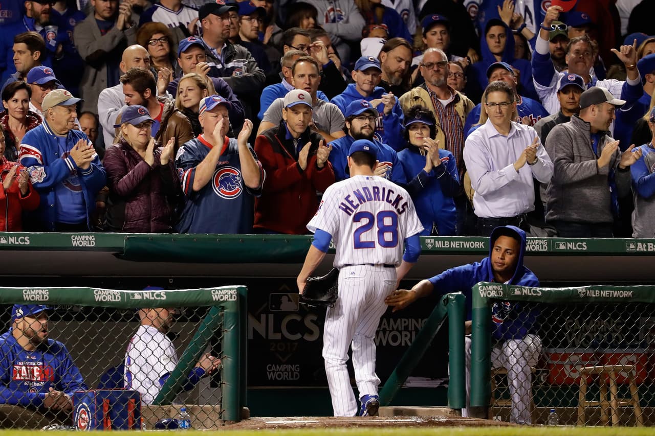 El pitcher derrotado fue Kyle Hendricks. En 5 entradas permitió 4 carreras, 3 de ellas limpias, producto de 6 imparables.