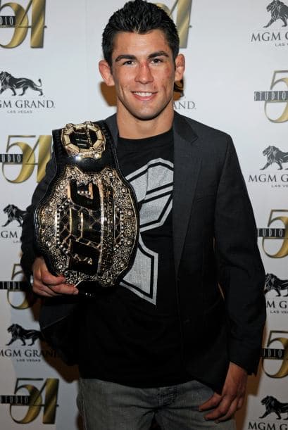 “The Dominator” Cruz, de 25 años, tiene un récord de 19 peleas, de las cuales 18 ha ganado y sólo una ha perdido por sumisión, y fue contra el mismo Faber en la pelea WEC26: Condit vs. Alessio en marzo del 2007.