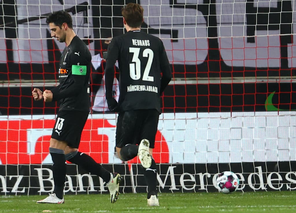 Stuttgart y Mönchengladbach repartieron unidades tras igualar a dos tantos. Stindl (35’) adelantó a los visitantes por la vía penal y González emparejaba el marcador. Zakaria (61’) recuperó la ventaja y Wamangituka (90+6’) rescató el empate cobrando una pena máxima en tiempo de compensación. Stuttgart y M’Gladbach cierran la jornada con 22 y 25 unidades, respectivamente.