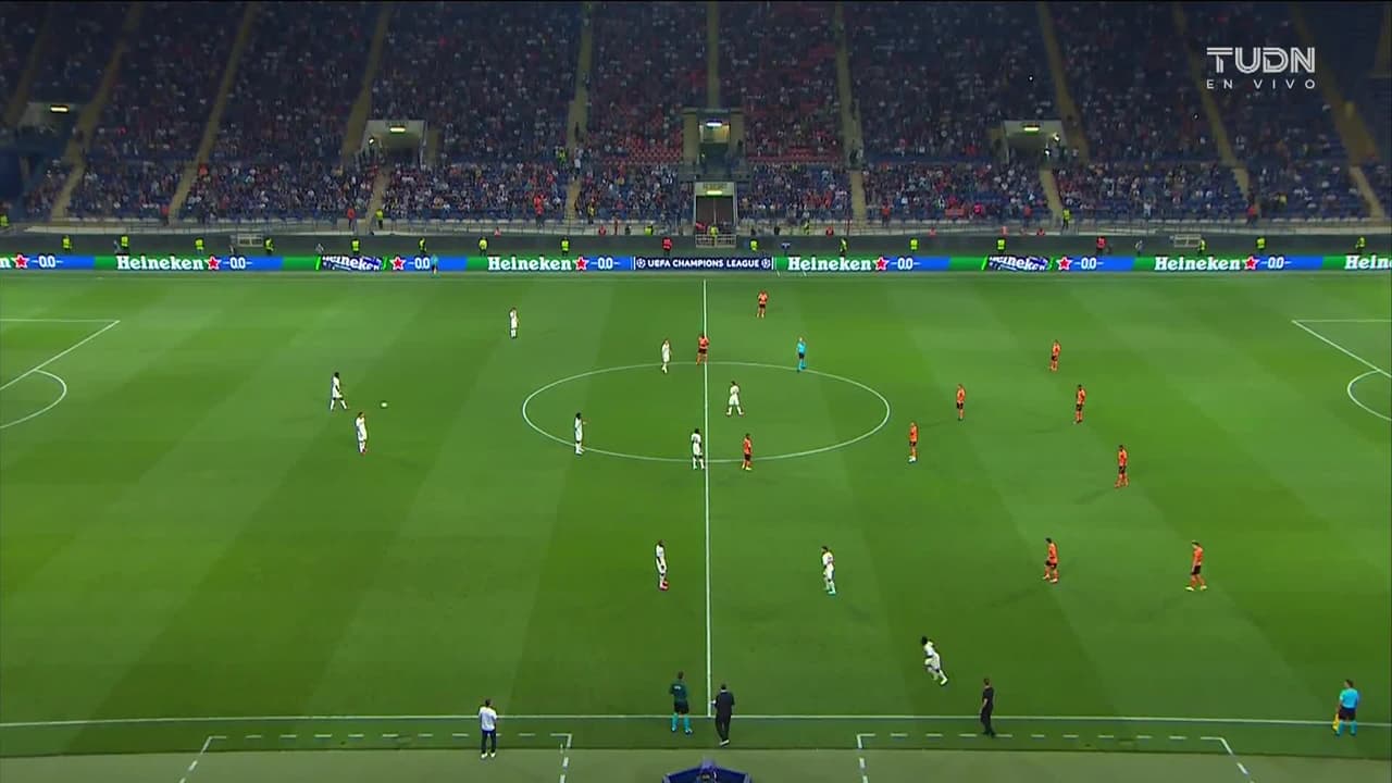 Arranca el partido y la pelota está en juego.