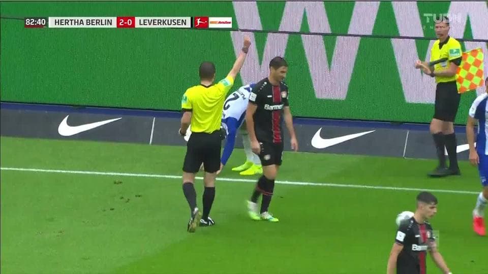 Tarjeta amarilla. El árbitro amonesta a Lucas Alario de Bayer 04 Leverkusen