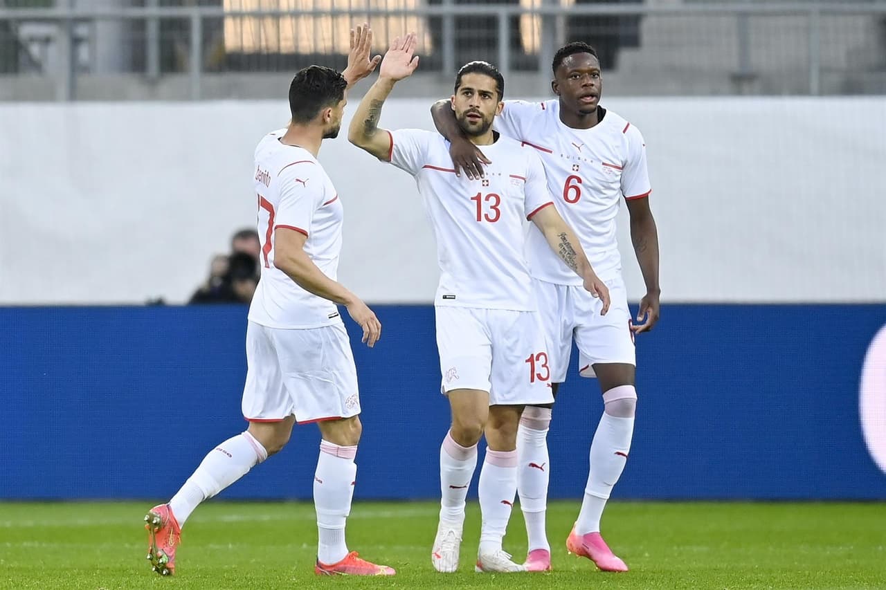 Suiza derrota a Estados Unidos en partido amistoso Internacional 2-1 llevado a cabo en en St. Gallen, Suiza. Sebastian Lletget abrió el marcador para el equipo de las barras y las estrellas, sin embargo, el equipo local empató el marcador a los pocos minutos con gol de Ricardo Rodríguez, y quien le dio la victoria a los suizos, fue Steven Suber durante la segunda mitad del encuentro.