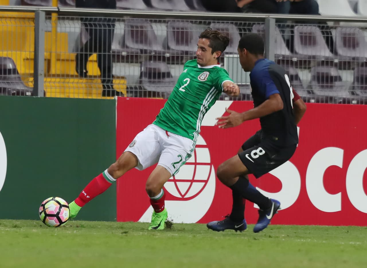 El primer tiempo tuvo escasas ocasiones de gol, entre dos equipos que se tuvieron mucho respeto.