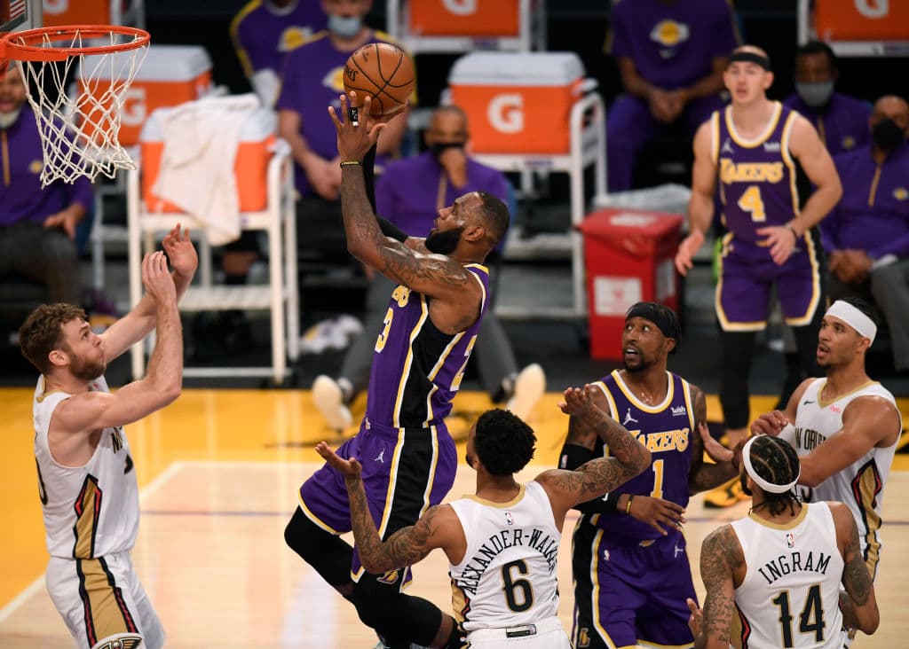 Lakers hilvana su quinto triunfo; Bucks se recupera y gana