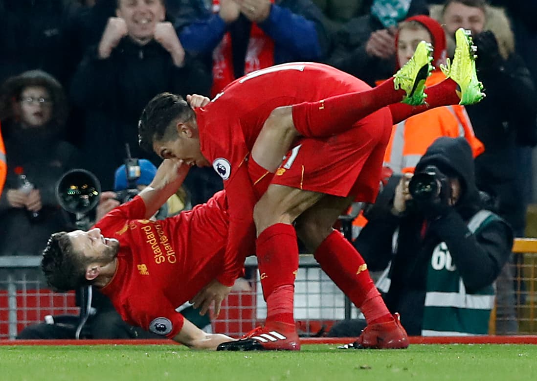 Liverpool golea al Stoke City y se mantienen al acecho de Chelsea