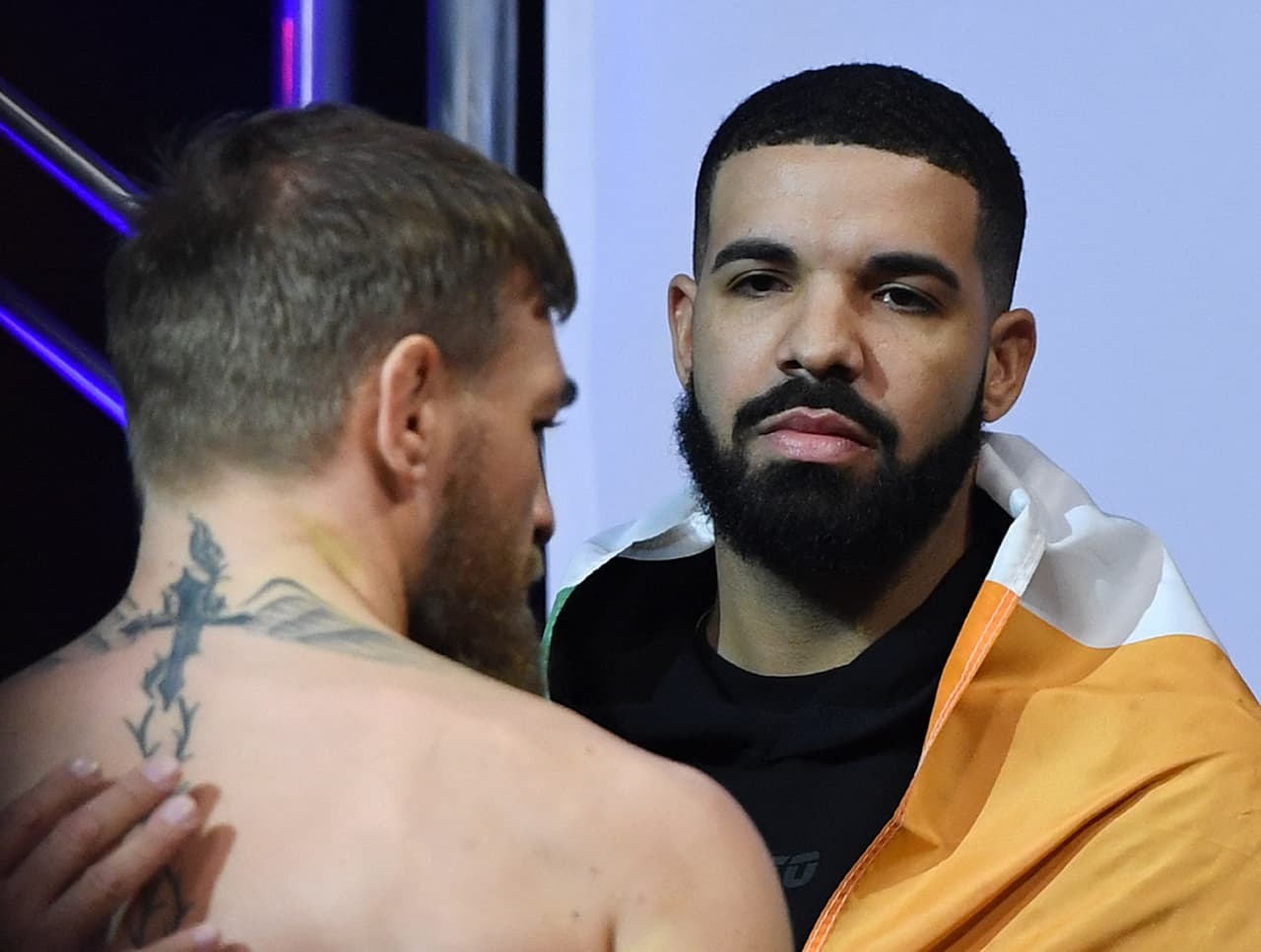 Vale la pena advertir que no solo sucede n el fútbol, pues Drake acompañó al irlandés Conor McGregor antes de su derrota contra el ruso Khabib Nurmagomedov en Las Vegas.