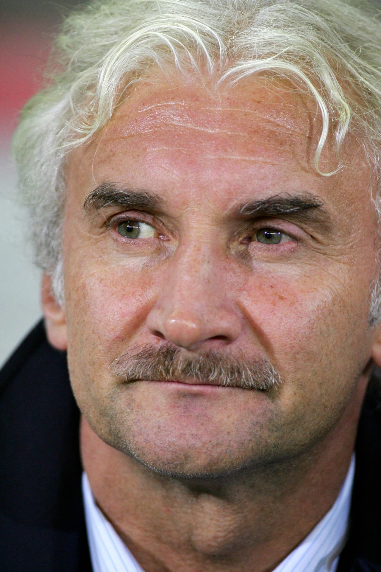 En los años noventa, el Leverkusen comenzó a fichar estrellas alemanas como Bernd Schuster y Rudi Völler, quien después sería entrenador y directivo.