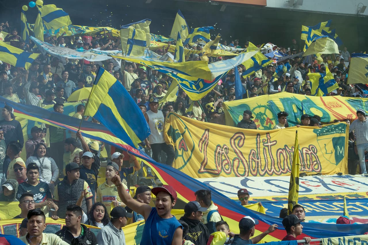 Las Águilas, tanto el equipo varonil y femenil, convivieron con los aficionados y se tomaron la foto oficial con ellos en el Estadio Azteca.