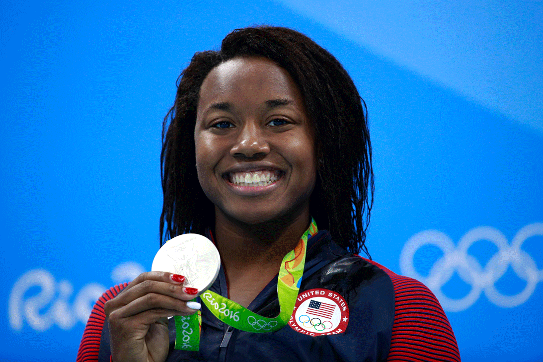 <b>Simone Manuel: </b>Otra de las atletas de Estados Unidos que hizo historia en Juegos Olímpicos. Con sus dos preseas, Manuel se convirtió en 
<a href="http://www.univision.com/deportes/juegos-olimpicos-rio-2016/simone-manuel-la-primera-nadadora-afroestadounidense-en-ganar-una-medalla-individual-en-jjoo">la primera nadadora afroamericana en subirse al podio</a> representando a Estados Unidos.