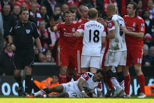 Justo a punto del final de la primera parte, el portugués Nani recibió una dura falta.