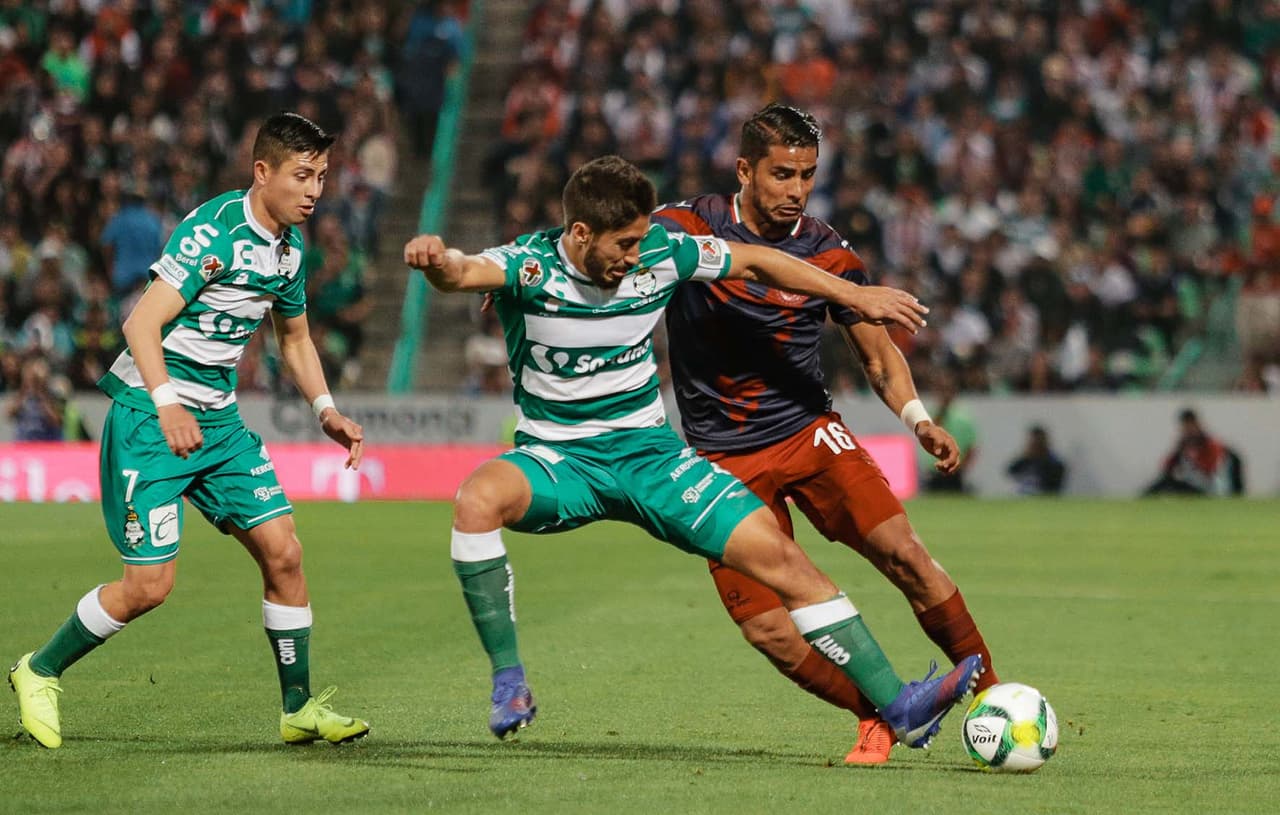 No fue sencillo, sin embargo, para Santos Laguna soportar la presión. La mayor parte de la segunda mitad la jugaron en su reducto defensivo, conteniendo a Chivas y sus 'malas' intenciones.