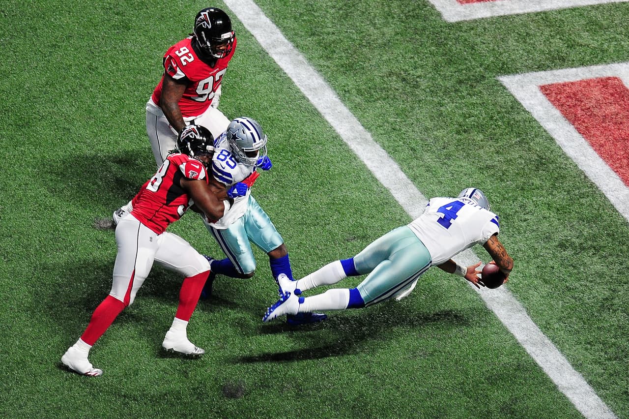 La única anotación de los Cowboys fue obra de su mariscal de campo en un acarreo de 11 yardas. Sin su corredor estrella, la ofensiva de los Cowboys lució muy por debajo de su nivel habitual.