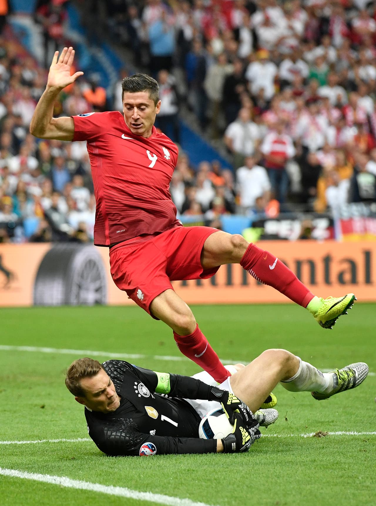 Robert Lewandowski se quedó cerca de abrir el marcador, pero el estelar centro delantero de Bayern Münich no lo pudo lograr.