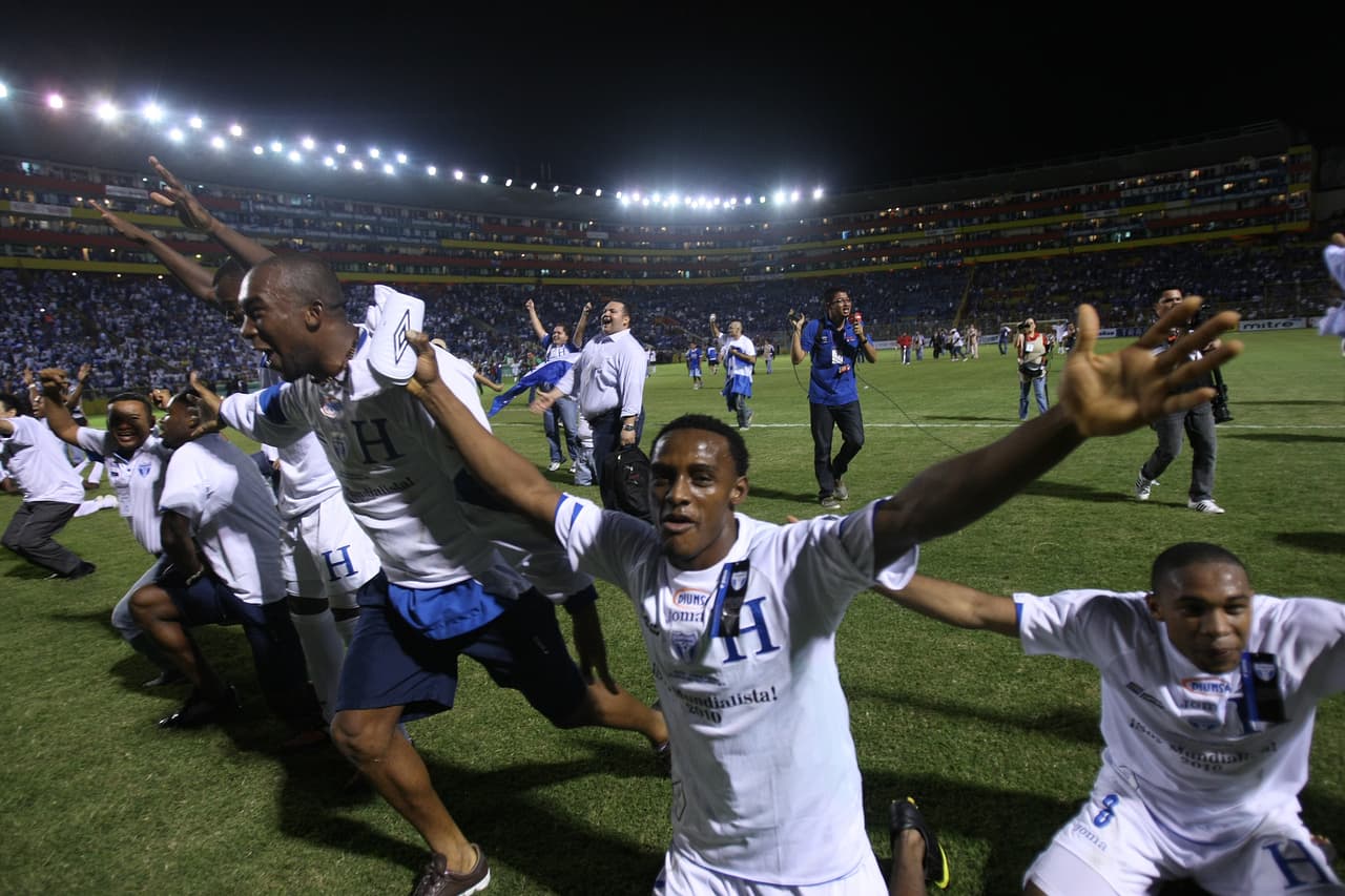 Suárez recogió el trabajo de Rueda y, con su estilo, llevó a los Catrachos hasta el tercer lugar del Hexagonal Final, logrando el cupo directo a la Copa.
