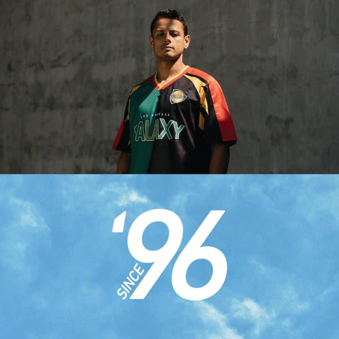 Las figuras de LA Galaxy -con Javier Hernández a la cabeza- muestran con orgullo la casaca que imita al uniforme original del equipo.
<br>