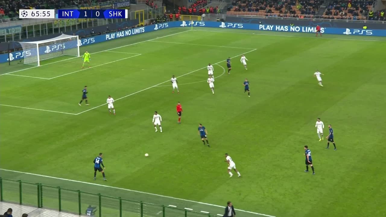 ¡GOL!  anota para Internazionale. Edin Dzeko