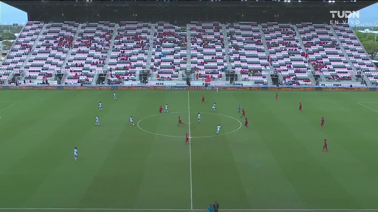 Arranca el partido y la pelota está en juego.