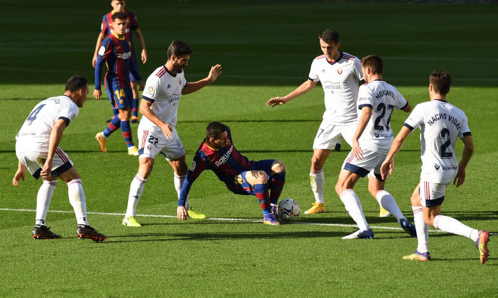 Barcelona golea a Osasuna 4-0 en el Camp Nou y Messi anota el último gol con dedicatoria a Diego Armando Maradona. Martín Braithwait abrió el marcador al minuto 29, le siguió Antoine Griezmann al 42 y el tercer tanto fue por parte de Coutinho, durante la Jornada 11 de La Liga.