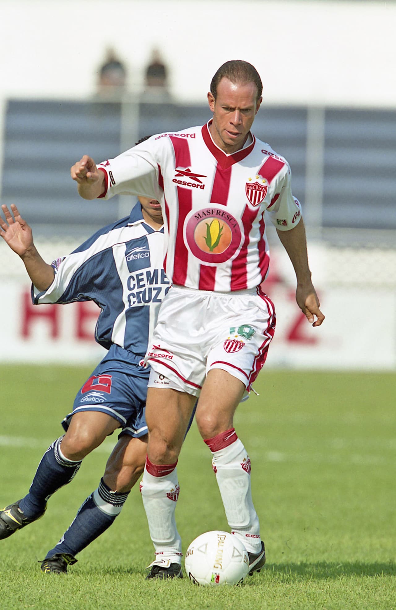 Atacante potente en el juego aéreo, marcó 214 en el fútbol mexicano durante sus 18 años de trayectoria.