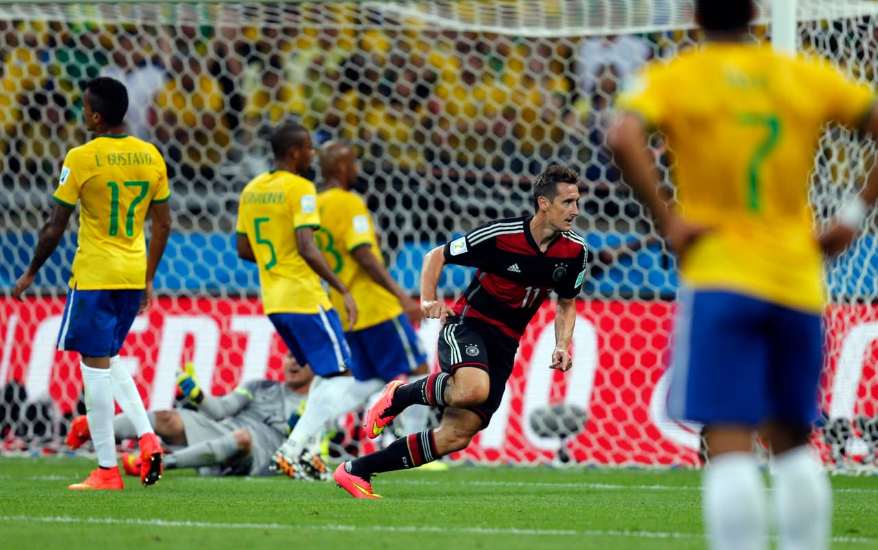 <b>Brasil, sinónimo de revancha</b>
<br>- Miroslav disputó cuatro Mundiales (Corea-Japón 2002, Alemania 2006, Sudáfrica 2010 y Brasil 2014).
<br>- Su debut fue en el 2002 y justo enfrentó a la Verdeamarelha en la Final, pero aquella vez se fue con las manos vacías.
<br>- La revancha llegó en la propia Copa del Mundo celebrada en Brasil 2014 y ahí la Selección de Alemania se desquitó tras echar a los anfitriones con goleada de 1-7 en Semifinal y justo Klose marcó uno de los goles que, curiosamente, sirvió para adornar el marcador y también representó su último tanto en la Mannschaft.