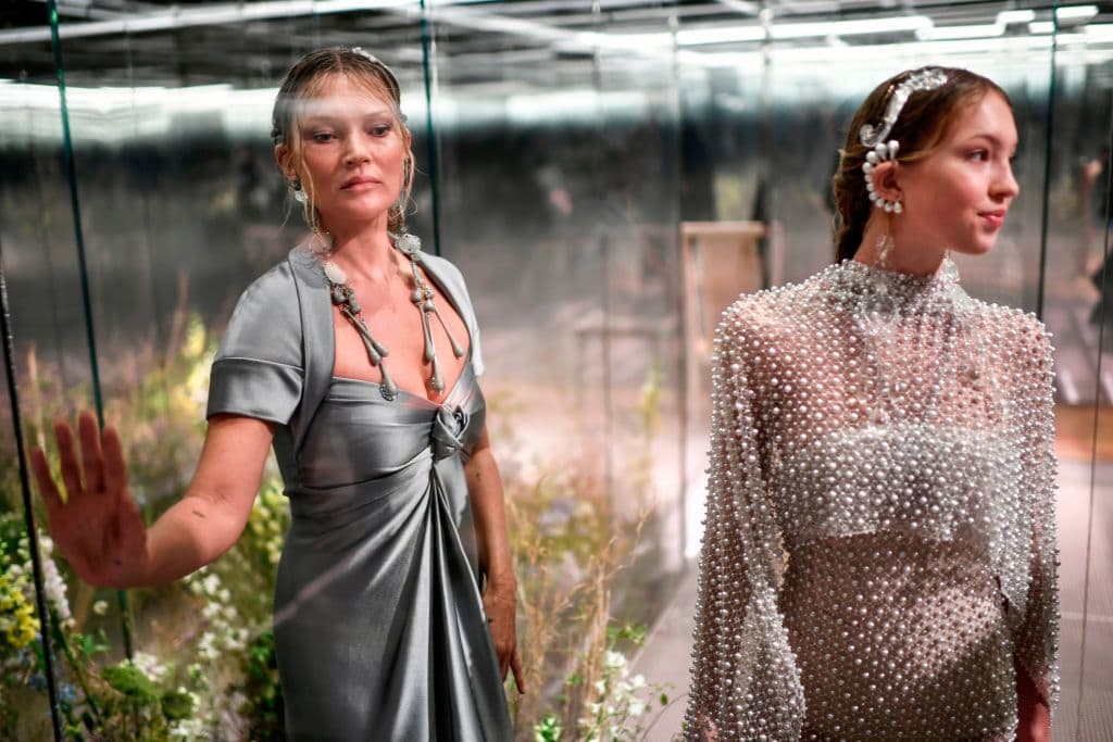 Kate Moss también formó parte de esta pasarela, quien desfiló junto con su hija Lila de 18 años.